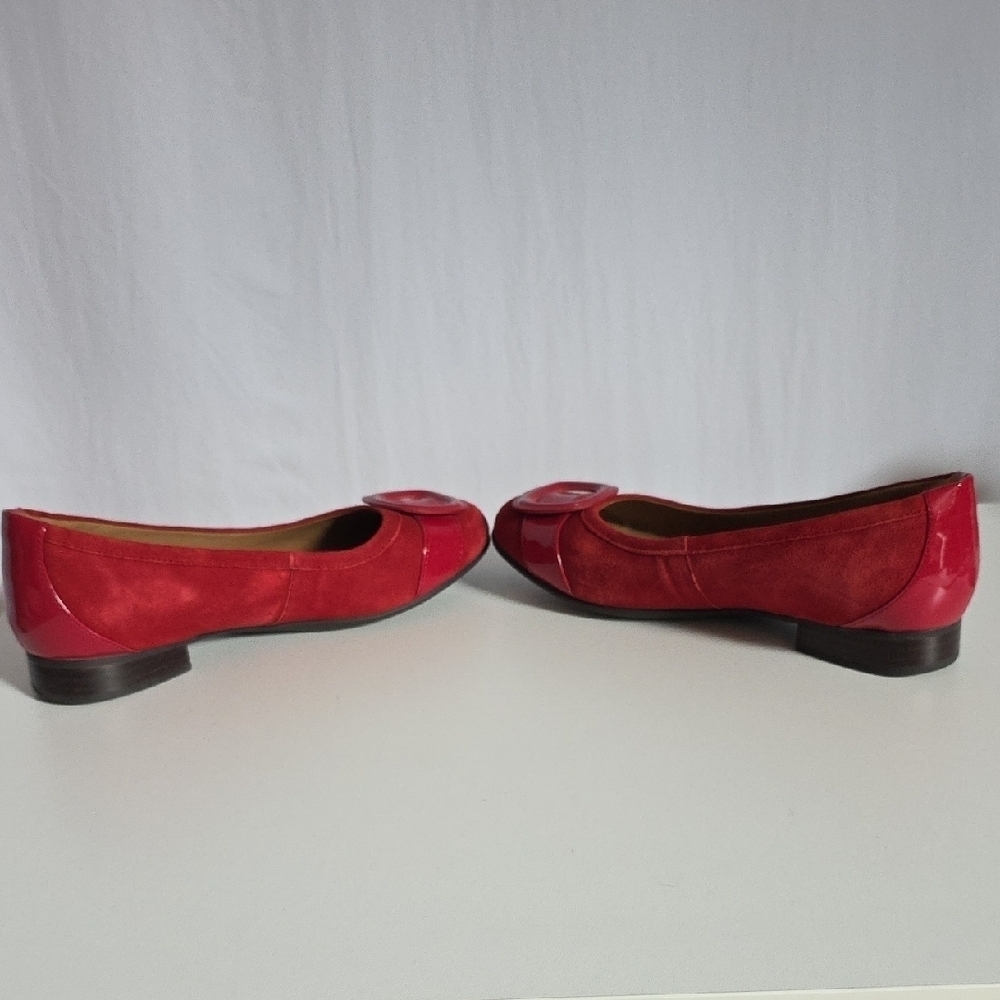 Clarks "Unstructured" Women's Red Suede/Patent Leather Ballet Flats. Size 8 - Picture 3 of 8